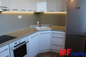 Pronájem krásného rekonstruovaného bytu 2+1 o 61 m2 s balkonem, Hradec Králové - Mandysova, cena 15300 CZK / objekt / měsíc, nabízí MF reality
